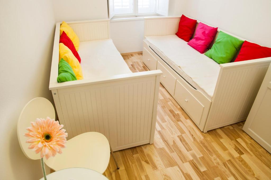 Habitación con 2 bancos y almohadas coloridas. en Apartment Esperanca - Zadar, en Zadar