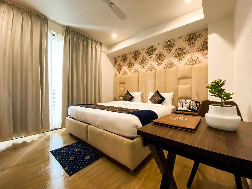Postel nebo postele na pokoji v ubytování Sky Suites