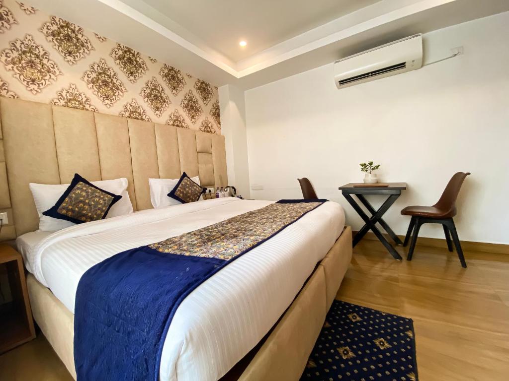 Postel nebo postele na pokoji v ubytování Sky Suites