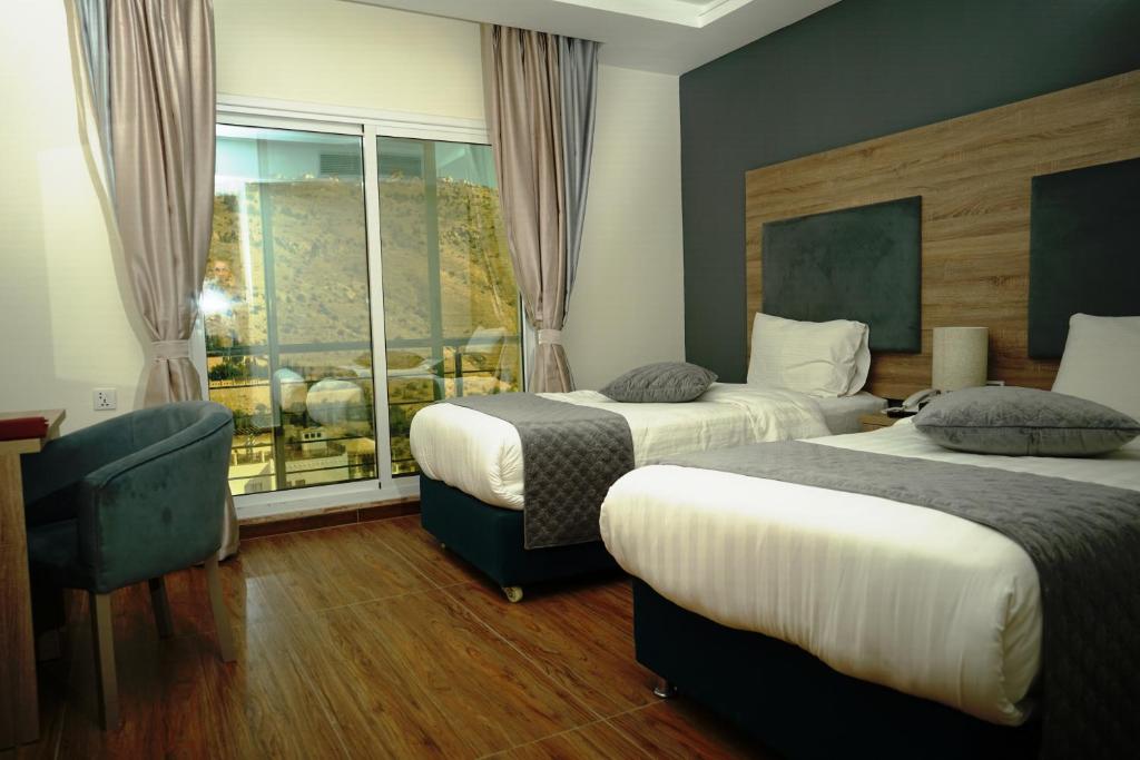 Postel nebo postele na pokoji v ubytování Petra Moon Hotel