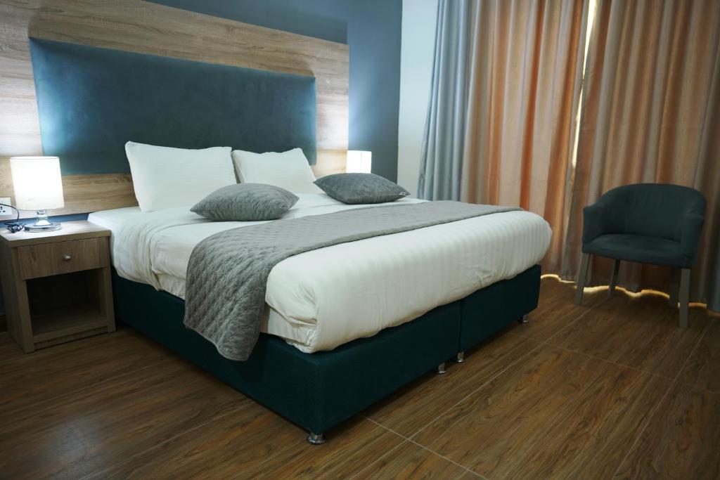 Postel nebo postele na pokoji v ubytování Petra Moon Hotel