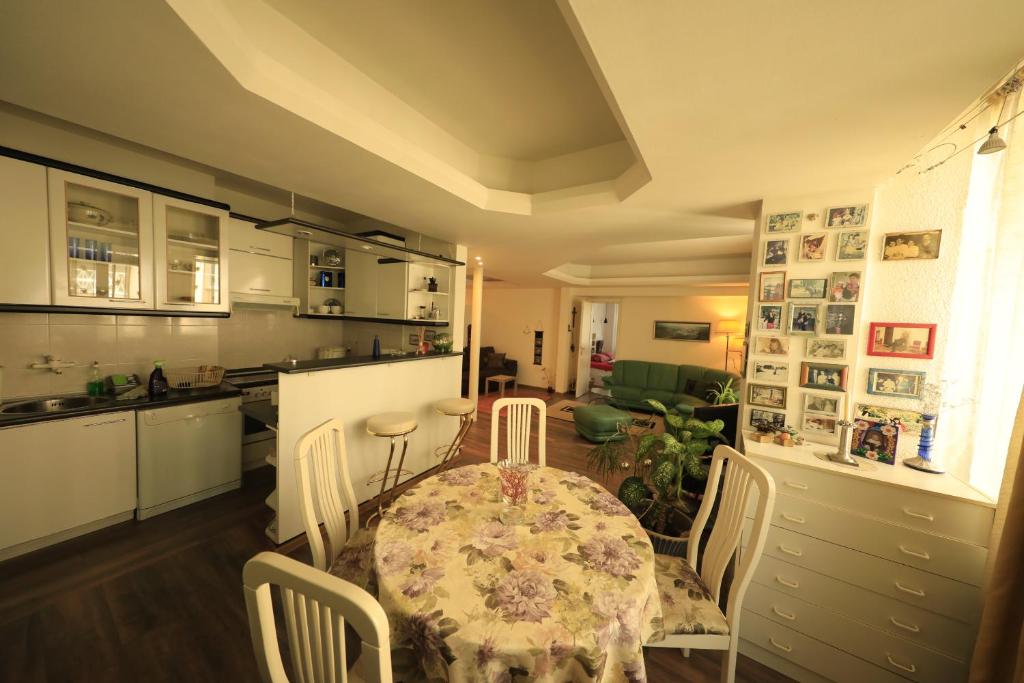 Kuchyň nebo kuchyňský kout v ubytování Cozy Flat