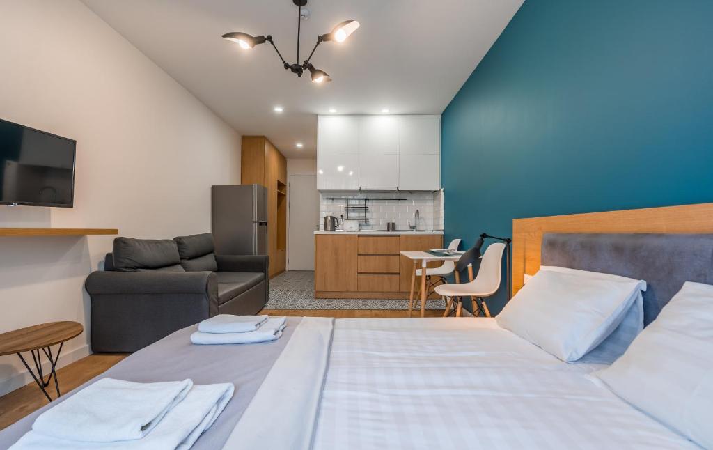 une chambre avec un lit et un salon dans l'établissement B&H2, à Goudaouri