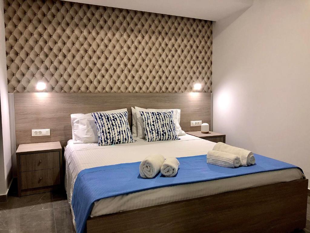 una camera da letto con un grande letto con due asciugamani di Villa Divina a Città di Rodi