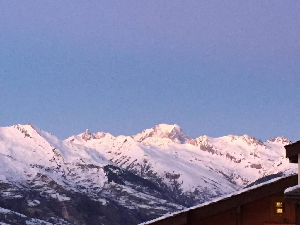 une chaîne de montagnes enneigée avec un ciel bleu dans l'établissement IDEAL, à La Plagne Tarentaise