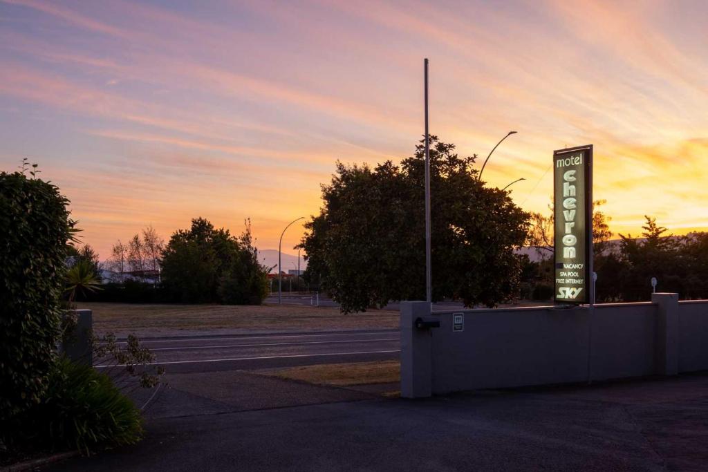 Východ nebo západ slunce při pohledu z motelu nebo okolí