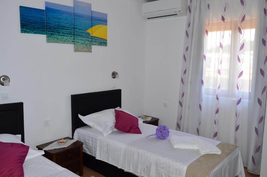 Łóżko lub łóżka w pokoju w obiekcie Apartments Bošković