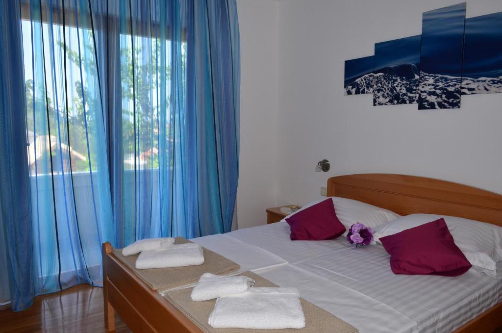 Łóżko lub łóżka w pokoju w obiekcie Apartments Bošković