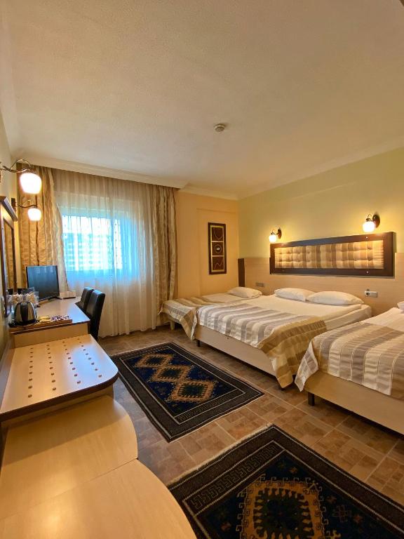 Postel nebo postele na pokoji v ubytování Monark Hotel Cappadocia