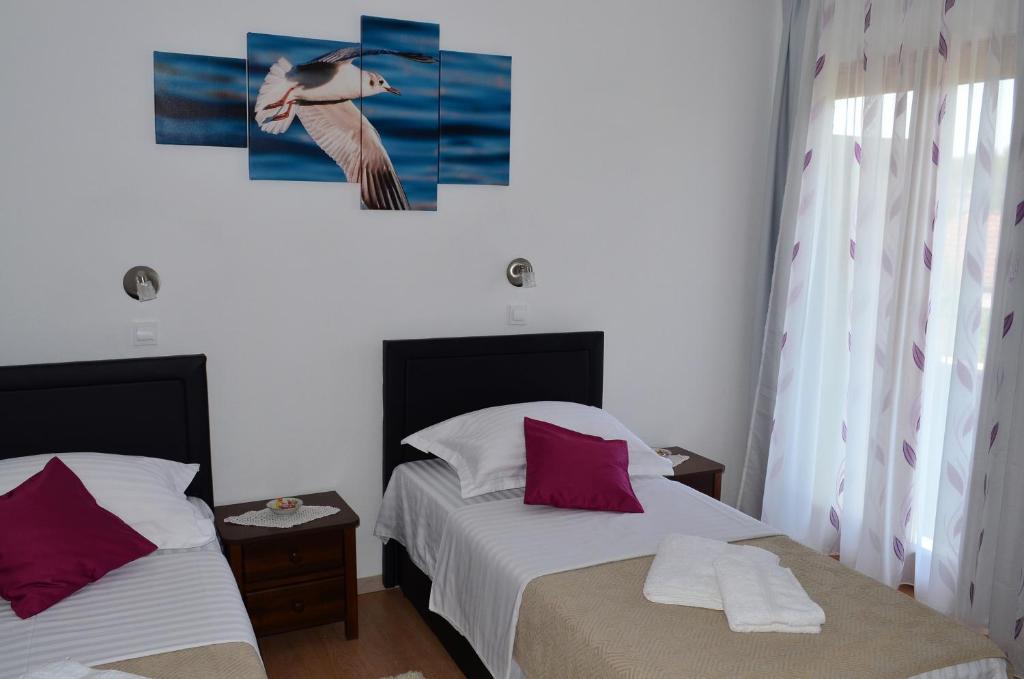 Łóżko lub łóżka w pokoju w obiekcie Apartments Bošković