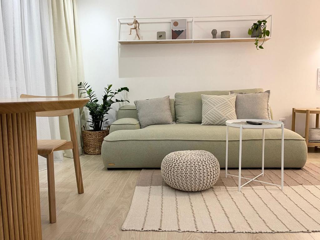 sala de estar con sofá verde y mesa en White Goose, en Ivano-Frankivsk