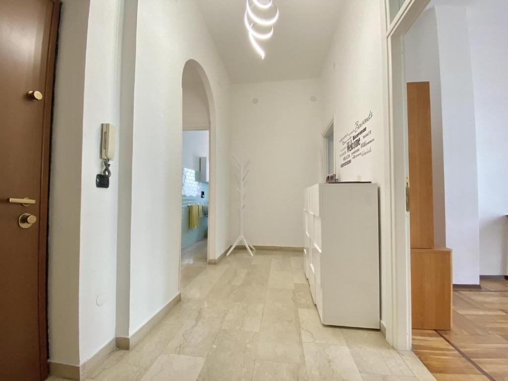 pasillo con nevera blanca en una habitación en CIT MA BEL, en Cuneo