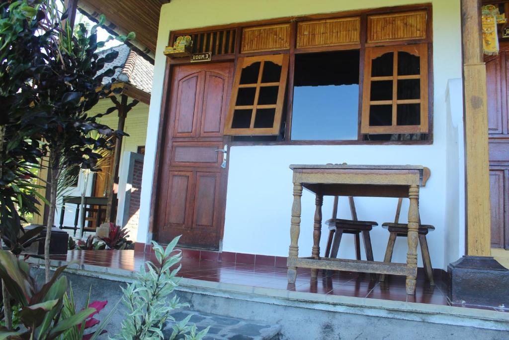 a wooden stool sitting in the window of a house at Pondok Lembah Dukuh Homestay in Tirtagangga
