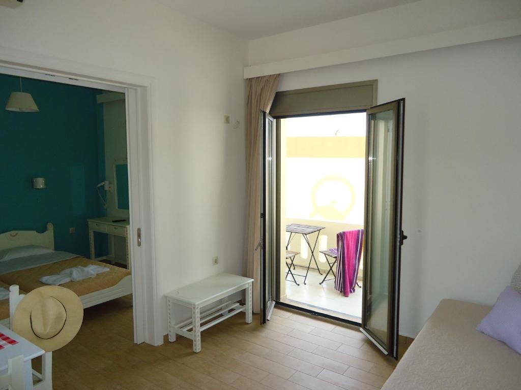 Postel nebo postele na pokoji v ubytování Almyra Apartments & Suites
