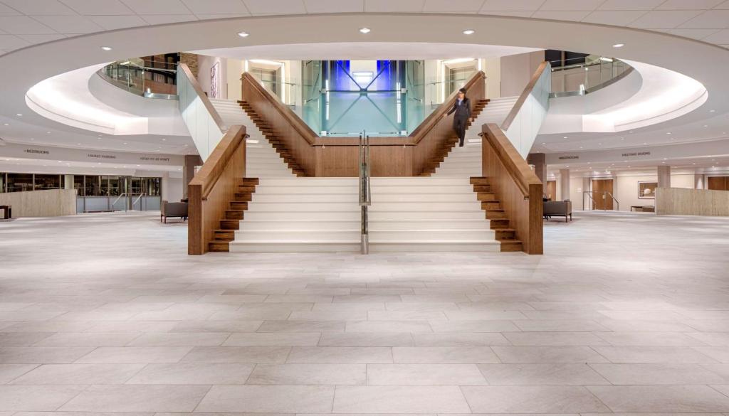 eine große Lobby mit Treppen in einem Gebäude in der Unterkunft Hyatt Regency Denver Tech Center in Denver