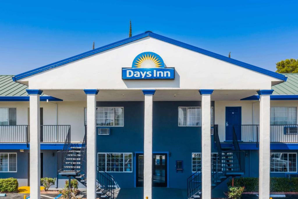 un edificio con un cartel de la posada en él en Days Inn by Wyndham Red Bluff, en Red Bluff