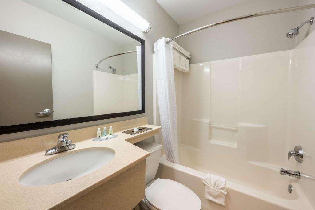 Koupelna v ubytování Quality Inn Poughkeepsie