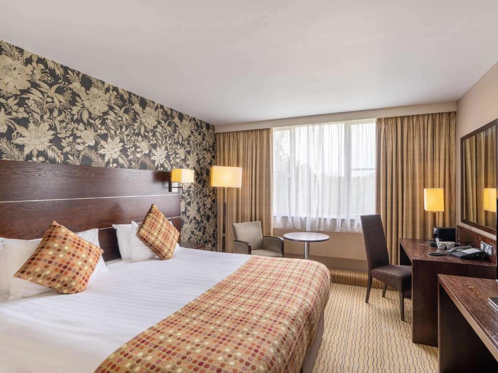 Postel nebo postele na pokoji v ubytování Mercure Maidstone Great Danes Hotel