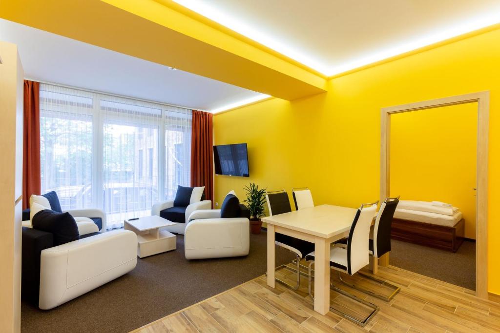 Telewizja i/lub zestaw kina domowego w obiekcie Hostel Mayer Superior Veszprém