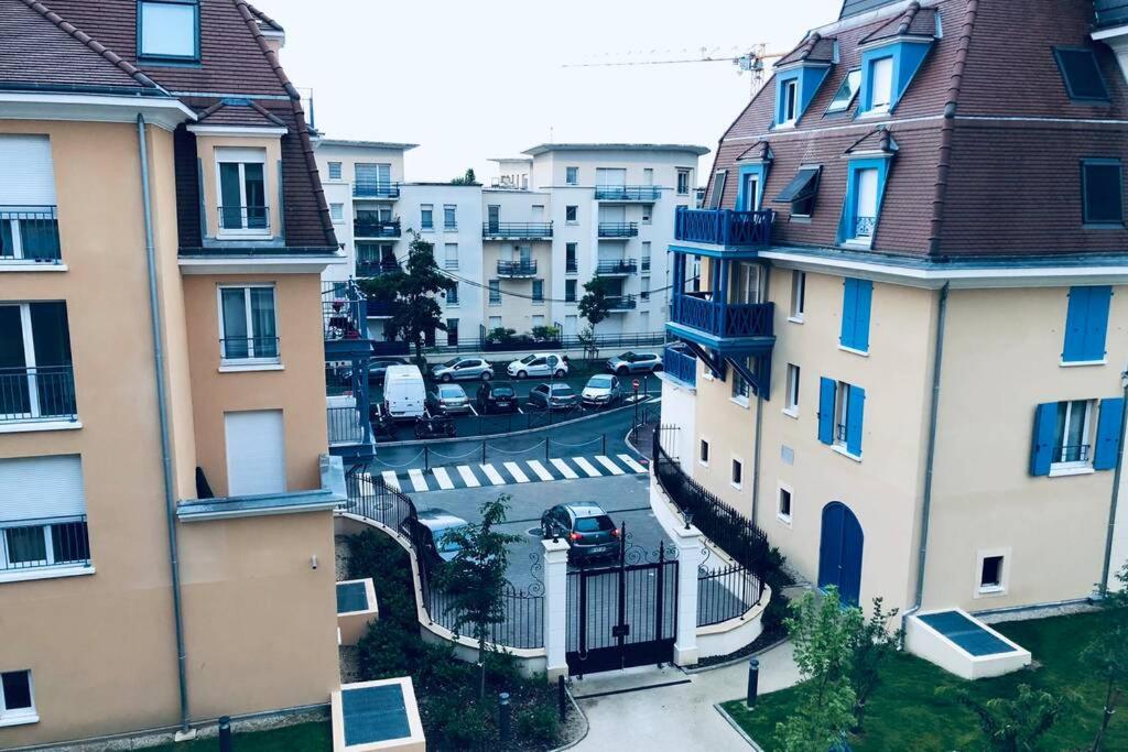 Apartment in Paris Suburb, 15 minutes to center.