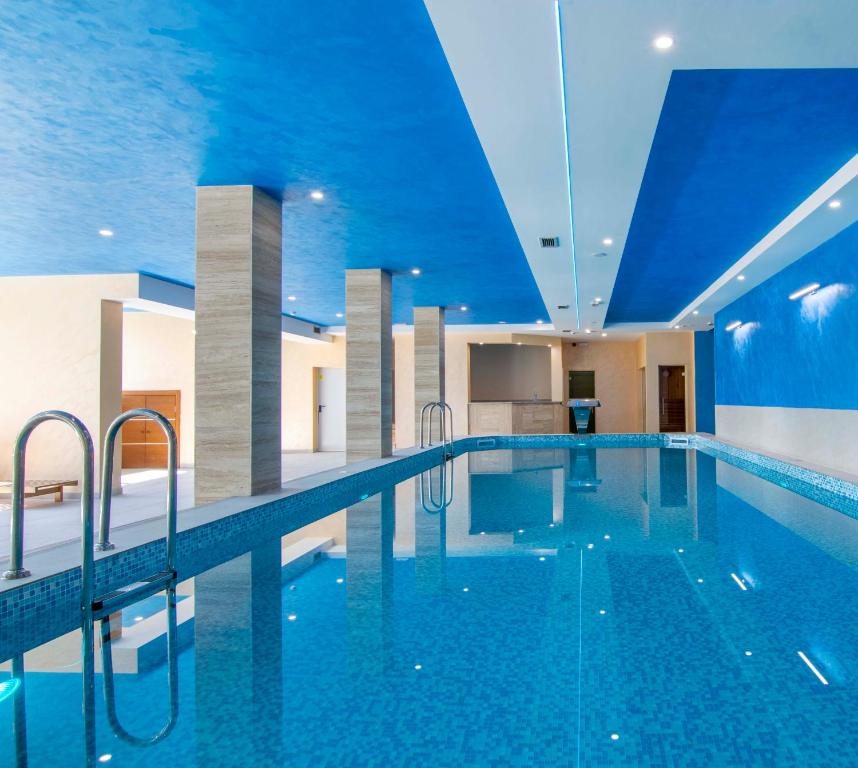 Bazen u ili blizu objekta Hotel Agape