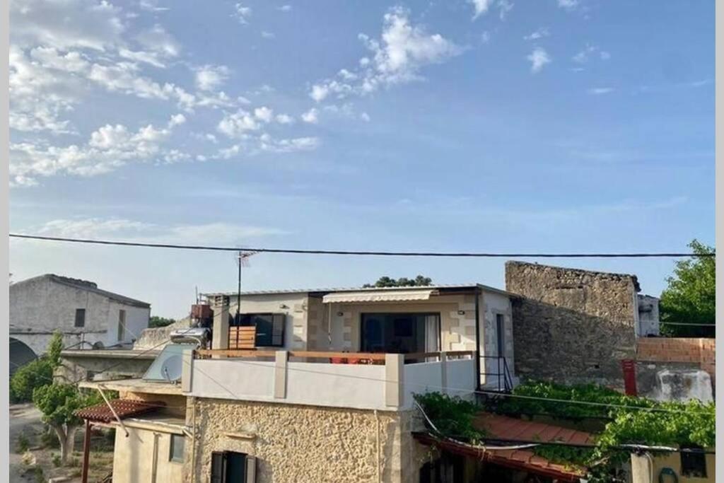 vista su un edificio con cielo di Nikos Traditional House a Maláthiros