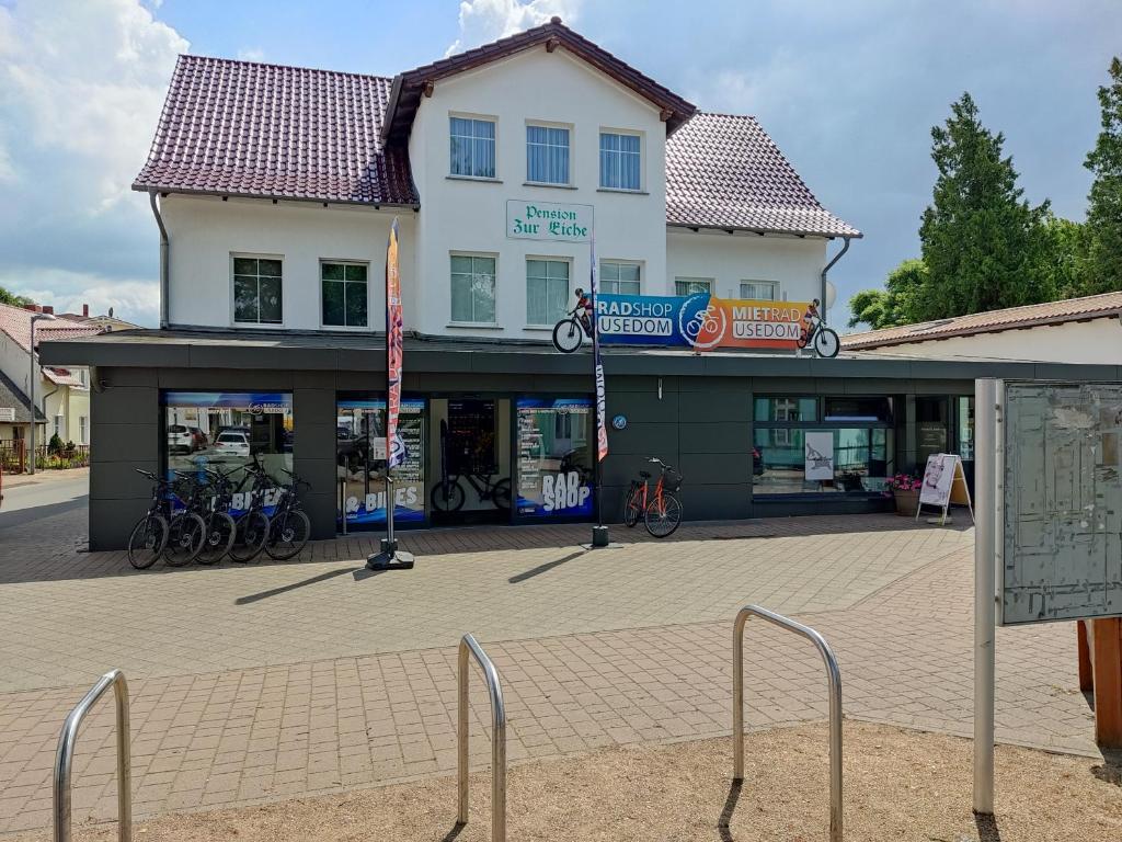 ein Gebäude mit Fahrrädern, die davor geparkt sind in der Unterkunft Zur Eiche in Ahlbeck