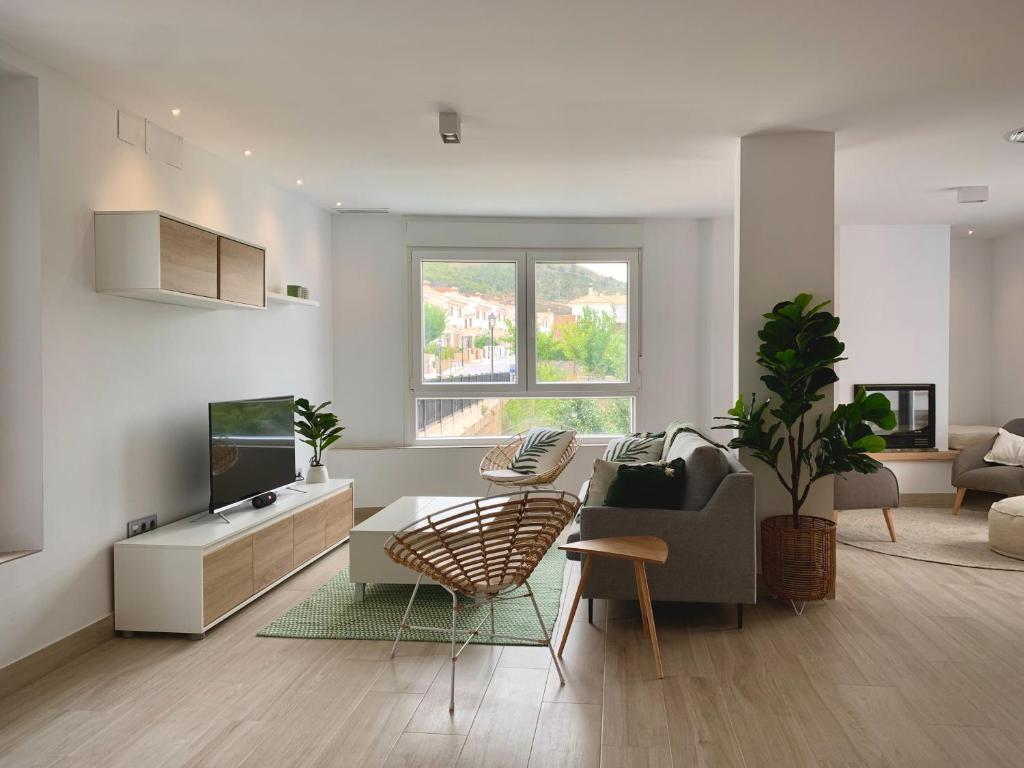 ein Wohnzimmer mit Sofa und Fernseher in der Unterkunft La Casa del Puente in Lecrin