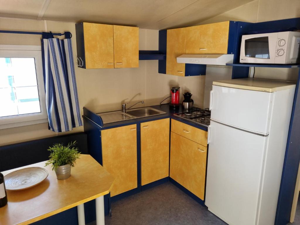 Kuchnia lub aneks kuchenny w obiekcie Chalet 4 or 6 persons Toscana Viareggio Camping Bosco Verde Italië