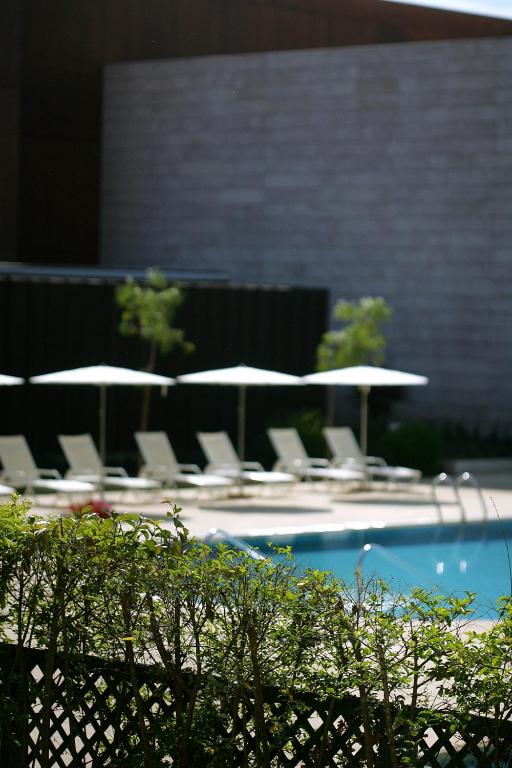 Bazén v ubytování Hotel Quinta das Lagrimas - Small Luxury Hotels nebo v jeho okolí