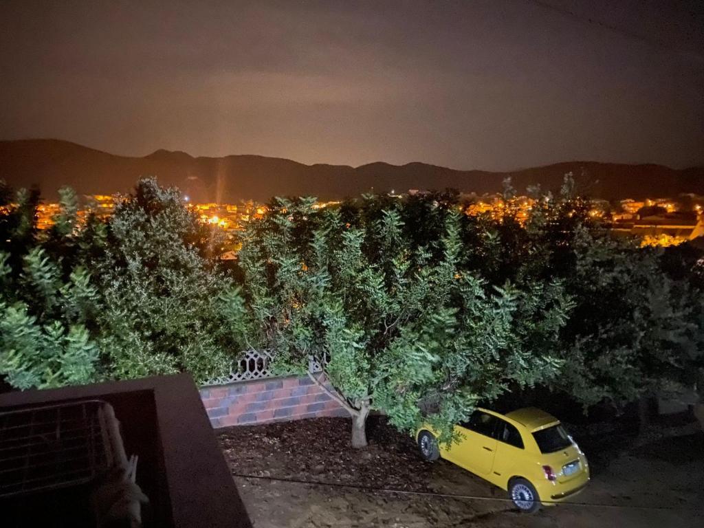 Nespecifikovaný výhled na hory nebo výhled na hory při pohledu z prázdninového domu