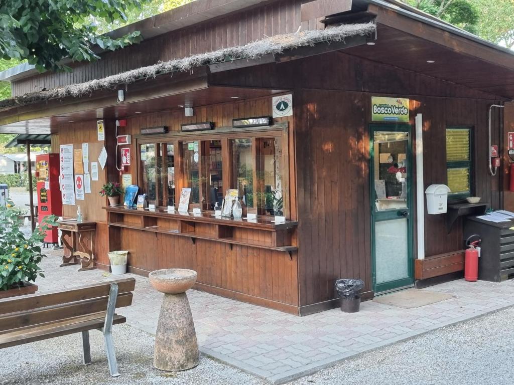 Restauracja lub miejsce do jedzenia w obiekcie Chalet 4 or 6 persons Toscana Viareggio Camping Bosco Verde Italië