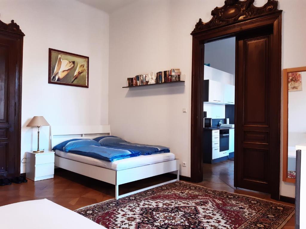 een slaapkamer met een bed en een deur naar een kamer bij Apartment Laudon in Wenen