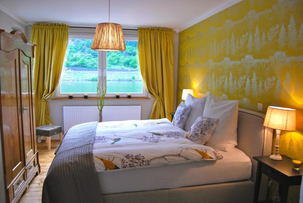 Een bed of bedden in een kamer bij Landhaus Moselschön