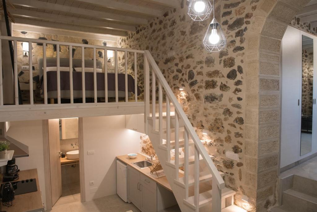 een kamer met een trap met een bed erin bij Petrino in Sisi in Sissi
