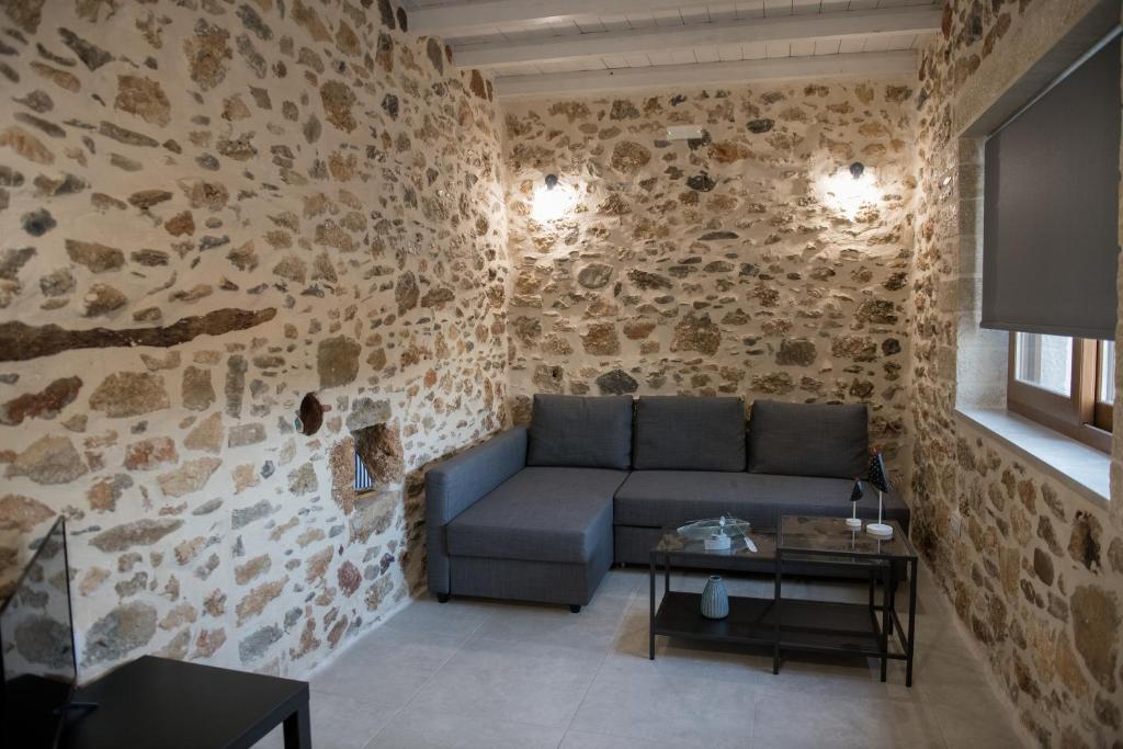 Posezení v ubytování Petrino in Sisi with private pool and garden