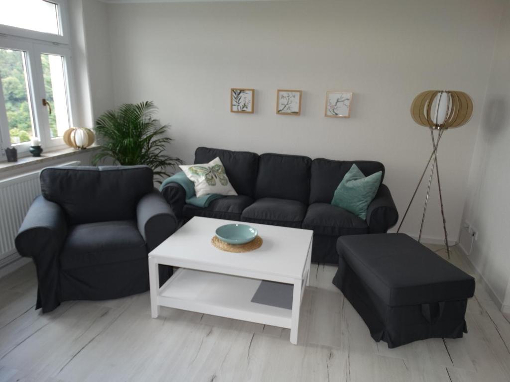 a living room with a couch and a table at Ferienwohnung Sonnenblick in Hohnstein