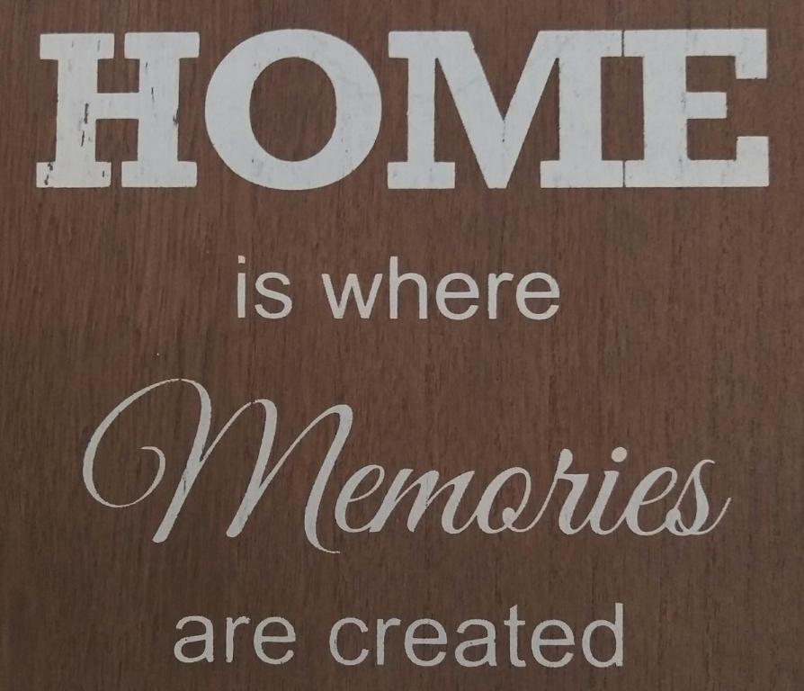 Una señal que dice que el hogar es donde se crean los recuerdos en Laboe-Appartement im Kapitänshaus, en Laboe