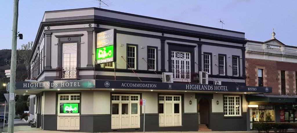 a building on the corner of a street at Highlands Hotel in Mittagong