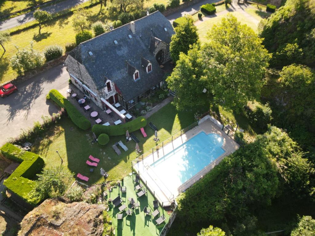 an overhead view of a large house with a swimming pool at Auberge de l'Aspre in Fontanges