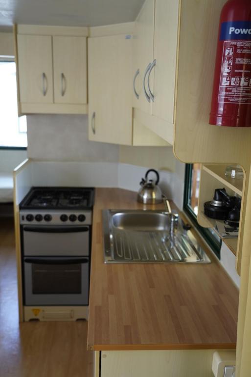 Kuchnia lub aneks kuchenny w obiekcie Chalet 4 or 6 persons Toscana Viareggio Camping Bosco Verde Italië