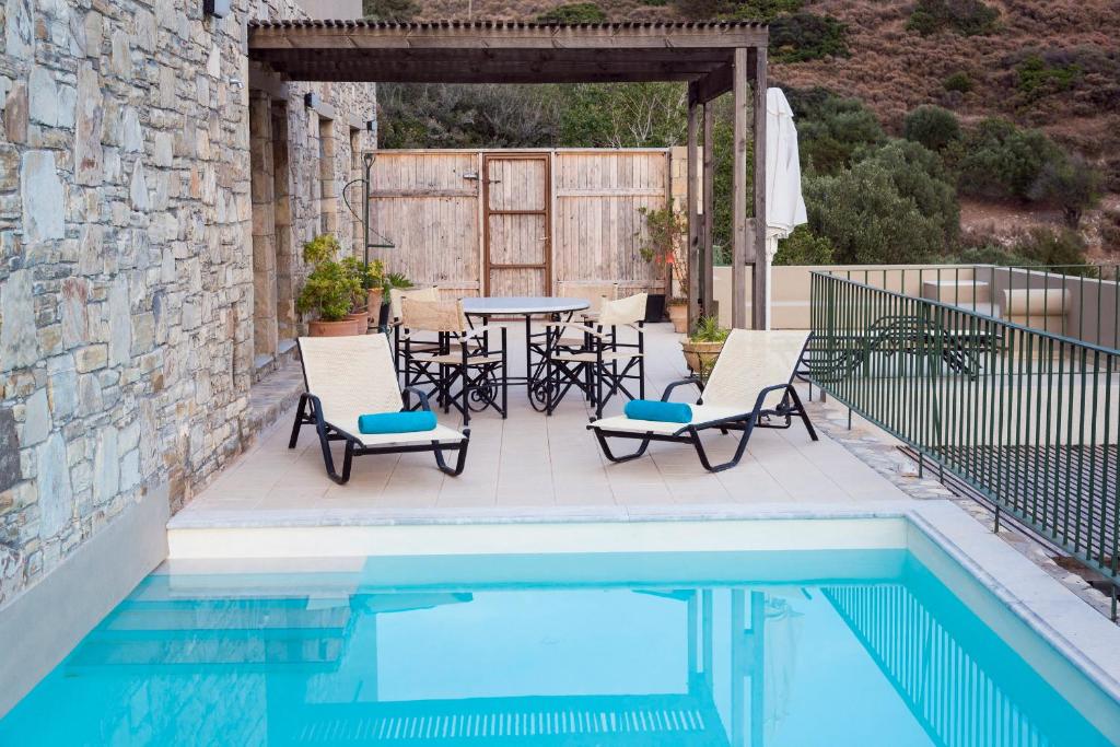 Bazén v ubytování Istron Luxury Villas nebo v jeho okolí