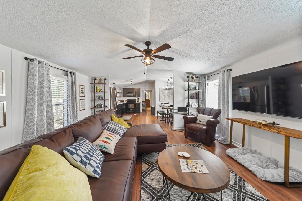 un salon avec un canapé et un ventilateur de plafond dans l'établissement Lake Conroe 3BR Boat Ramp Access BBQ Sleeps 8, à Willis