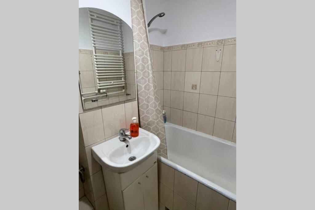 Kúpeľňa v ubytovaní Super Apartament SAWA 2 Metro WiFi 500 mbs TV'50 Netflix HBO AppleTV+