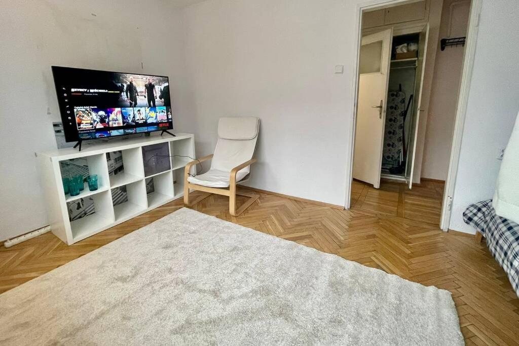Televízia a/alebo spoločenská miestnosť v ubytovaní Super Apartament SAWA 2 Metro WiFi 500 mbs TV'50 Netflix HBO AppleTV+