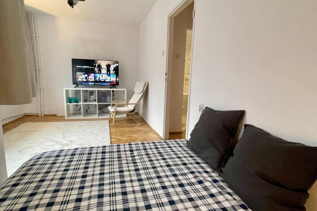 Posteľ alebo postele v izbe v ubytovaní Super Apartament SAWA 2 Metro WiFi 500 mbs TV'50 Netflix HBO AppleTV+