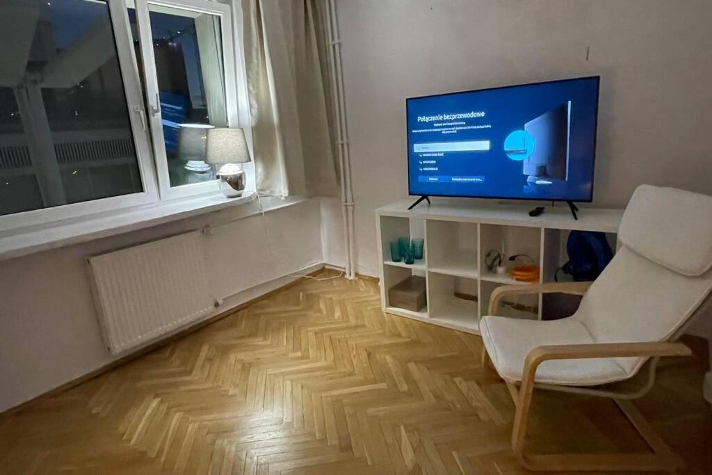 Televízia a/alebo spoločenská miestnosť v ubytovaní Super Apartament SAWA 2 Metro WiFi 500 mbs TV'50 Netflix HBO AppleTV+