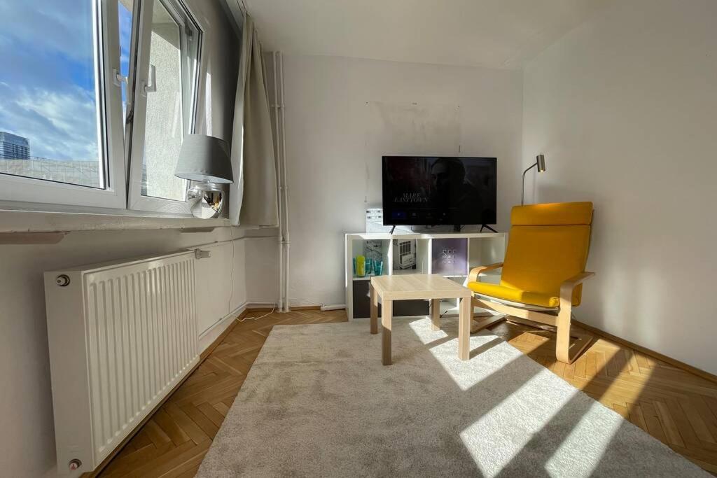Televízia a/alebo spoločenská miestnosť v ubytovaní Super Apartament SAWA 2 Metro WiFi 500 mbs TV'50 Netflix HBO AppleTV+