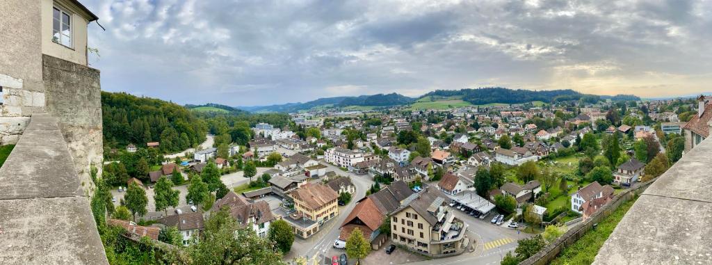 Ein allgemeiner Bergblick oder ein Berglick von der Ferienwohnung aus