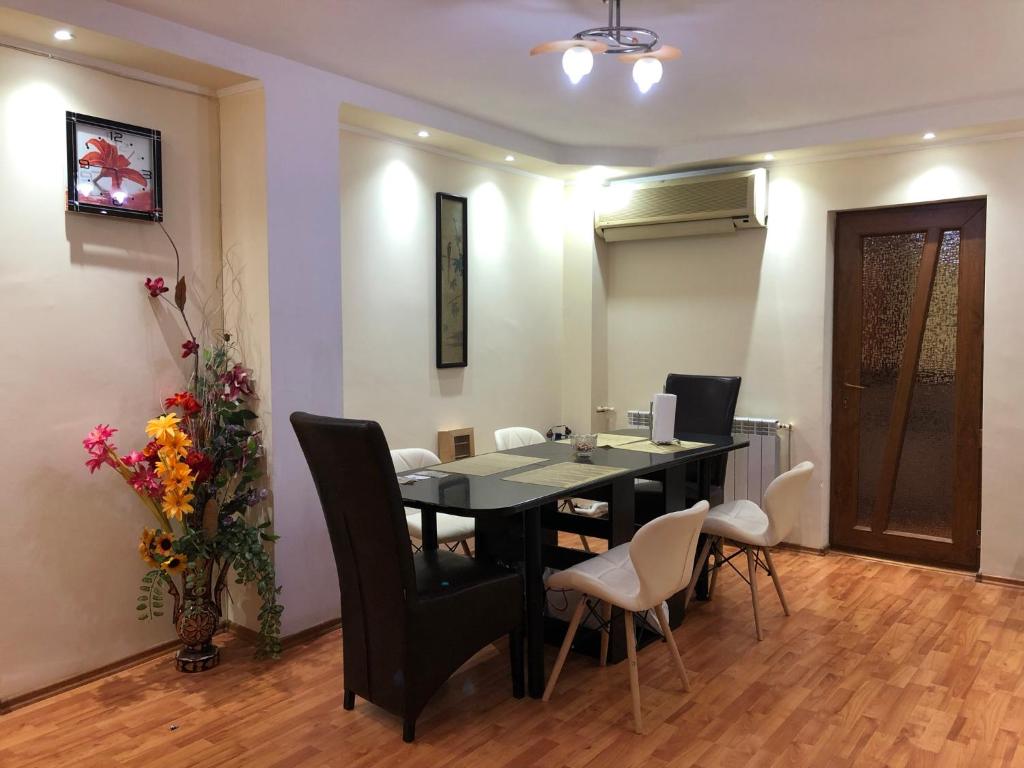 comedor con mesa negra y sillas en 3-Room Delta Modern Residence en Tulcea